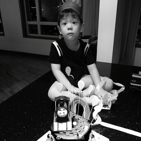 ▲杜江兒子「嗯哼」剛滿4歲就宣布不要買玩具。（圖／翻攝自杜江微博）