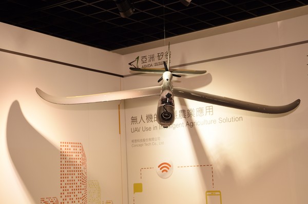 賴清德也參觀亞矽展示館，瞭解無人機的智慧農業應用、電子硬式飛鏢機及智慧路燈解決方案等運用情形。（圖／行政院提供）