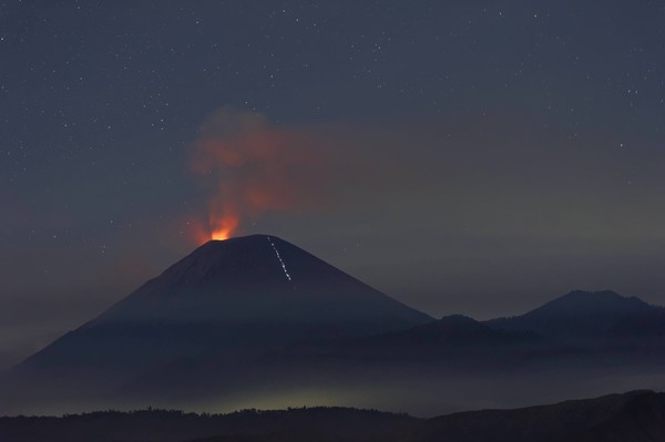 ▲▼阿貢火山、居民緊急撤離。（圖／達志影像／美聯社） ）