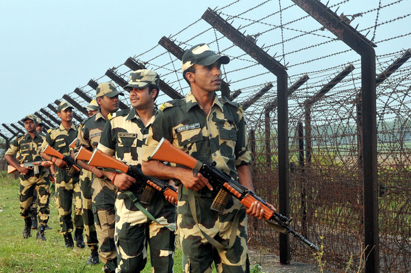 ▲▼印度邊防部隊（BSF）在邊境圍欄旁槍殺2名巴基斯坦入侵者。（圖／達志影像／美聯社）