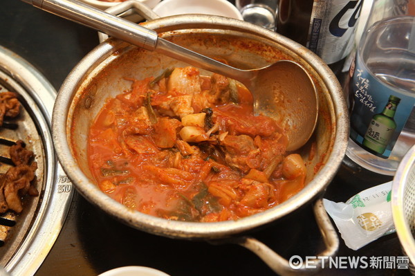 新村食堂韓式料理韓式烤肉、泡菜鍋。（圖／本站資料照）