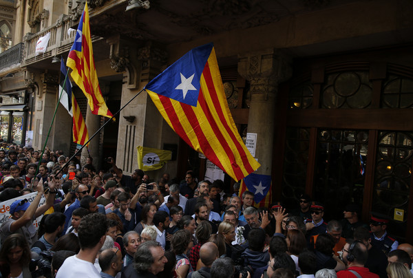 ▲▼獨立公投的示威者在2017年9月20日，星期三在西班牙巴塞隆納舉行經濟事務部總部之外，舉行「獨立旗幟」。（圖／美聯社）
