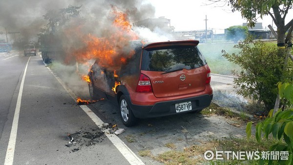 ▲快訊／宜蘭陽明醫院旁火燒車，焦屍旁擺發現木炭殘塊。（圖／記者柳名耕翻攝）