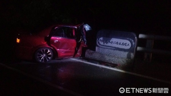 田姓男子駕駛自小客車與4名友人，沿台11線由台東市往東河鄉都蘭村方向行駛，疑因天雨路滑導致車輛失控撞上對向車道護欄。（圖／台東縣警察局提供）