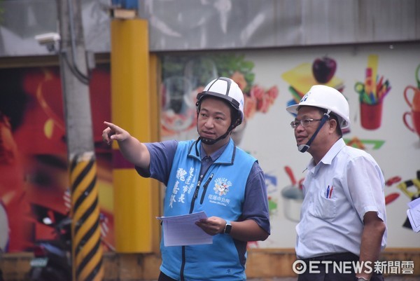 花蓮市長魏嘉賢視察林森路全段路面刨除暨瀝青鋪設工程。（圖／花蓮市公所提供）