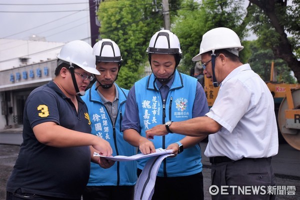 花蓮市長魏嘉賢視察林森路全段路面刨除暨瀝青鋪設工程。（圖／花蓮市公所提供）