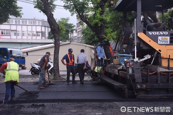 花蓮市長魏嘉賢視察林森路全段路面刨除暨瀝青鋪設工程。（圖／花蓮市公所提供）