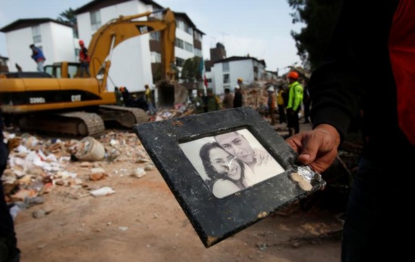 ▲▼ 不存在的小女孩！墨西哥強震，當局編造「女童求救」故事。（圖／路透社）