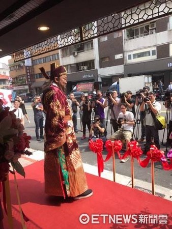 ▲「包青天」金超群為好友藍文青站台。（圖／公關提供）