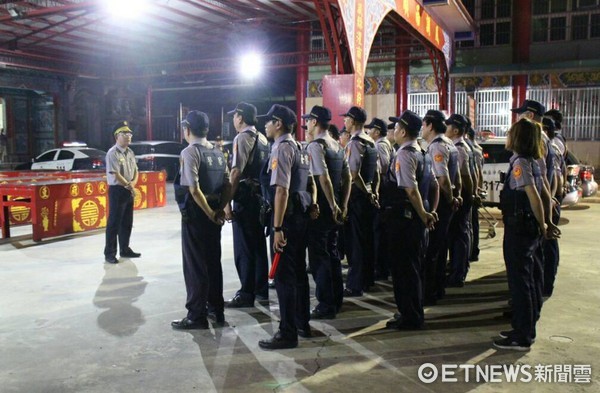 ▲台南市警麻豆分局，在當地香火鼎盛之麻豆五王代天府，以各地香團進香奉拜之轎班信徒互起衝突情境，無預警實施「啟動快速打擊犯罪部隊」演練。（圖／警方提供）