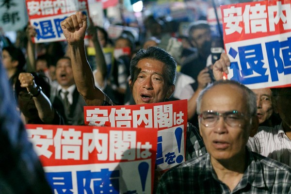 安倍預料將在28日解散眾議院，於10月下旬提前舉行大選，反戰的日本民眾，高舉標語在國會外抗議，痛批安倍假借北韓問題，想透過選舉重啟修憲討論。