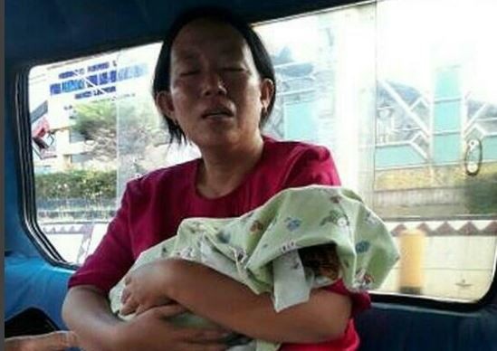 ▲抱著死去嬰孩搭公車　媽媽車上痛哭...同車乘客害怕又同情。（圖／翻攝seputar_lampung）