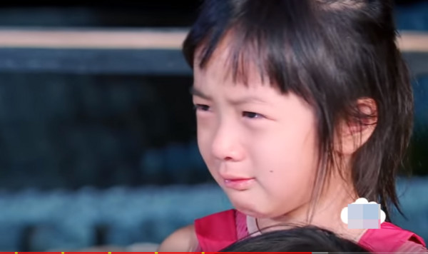▲▼吳尊7歲女哭打電話「求你回來」。（圖／翻攝自YouTube）