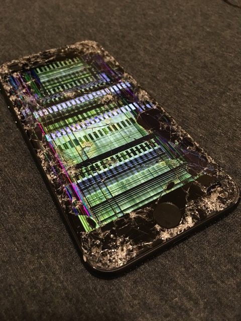 有網友在PTT分享自己的iPhone 8摔爛照片。（圖／翻攝PTT）