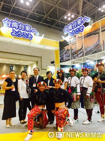 台東縣政府團隊參加日本東京世界旅遊博覽會，開幕當天以熱情活力的原住民歌舞，吸引了參觀民眾的目光，成功聚焦。（圖／台東縣政府提供）