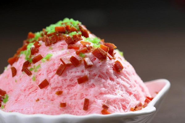 烏魚子配上草莓口味的雪花冰，味道真的很特別。（180元／份）
