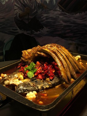 「熊掌烤魚」跟上今年鍋物都要做得超浮誇的「食尚」風格。（776元／雙人份）
