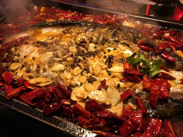 烤魚是用東南亞的巴沙魚，以醃、烤、燒、燉的方式烹調，有「大陸原味」「台灣一般」「年長薄鹽」3種鹹淡程度可以選擇。