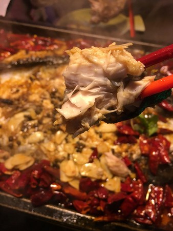 魚肉肉質細嫩，吸附辣椒、花椒的微微辛麻。