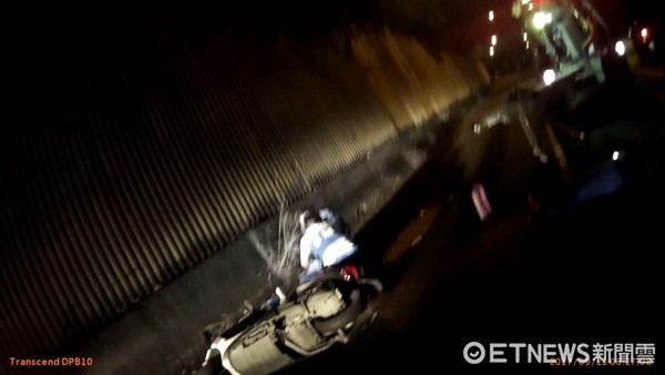 ▲越南籍阮姓男子騎乘重機車衝撞員警後人車倒地受傷被逮。（圖／記者林悅翻攝）