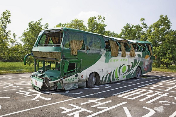 阿羅哈客運自撞車禍，左側車頭凹陷，左側玻璃幾乎全破，可見當時撞擊力道猛烈。