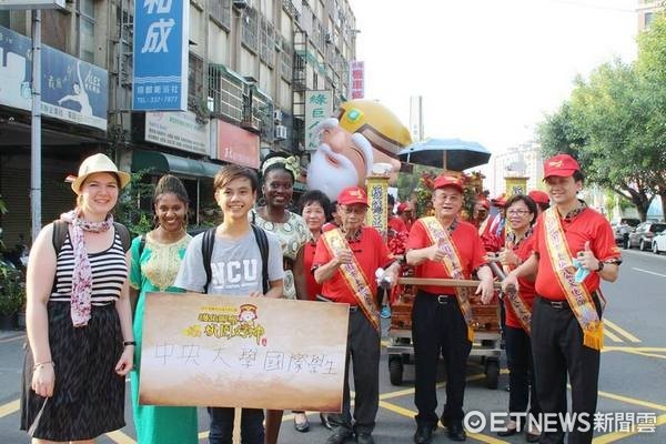 ▲桃園市土地公文化節踩街，新住民、國際交換生…攏來遶境祈福。（圖／鍾陽正提供）