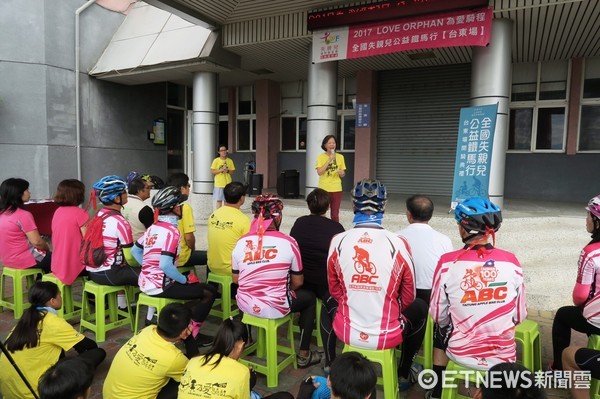 「2017為愛騎程—全國失親兒公益鐵馬行」移師到東台灣卑南鄉舉辦，在卑南鄉鄉長許文獻的領騎下，與近百位失親兒與陪騎天使蘋果單車俱樂隊，一同踏著鐵馬快樂出遊。（圖／卑南鄉公所提供）