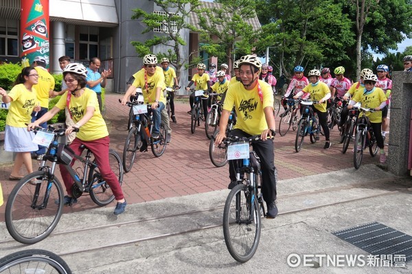 「2017為愛騎程—全國失親兒公益鐵馬行」移師到東台灣卑南鄉舉辦，在卑南鄉鄉長許文獻的領騎下，與近百位失親兒與陪騎天使蘋果單車俱樂隊，一同踏著鐵馬快樂出遊。（圖／卑南鄉公所提供）