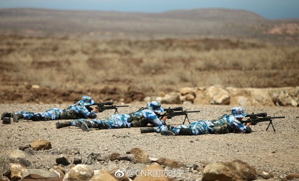 中國駐吉布地保障基地首次組織實彈射擊演練，先後使用手槍、自動步槍、狙擊步槍、車載並列機槍，對不同距離對固定目標進行實彈射擊訓練。（圖／翻攝自國防時空官方微博）
