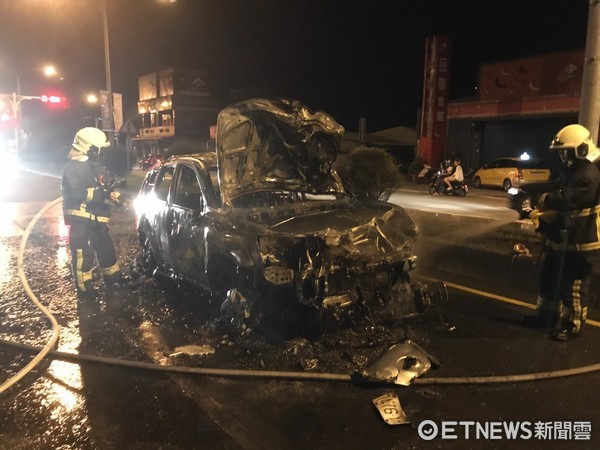▲宜蘭凌晨2車相撞　汽車起火燒毀、機車騎士乘客雙雙送醫。（圖／記者謝侑霖翻攝）