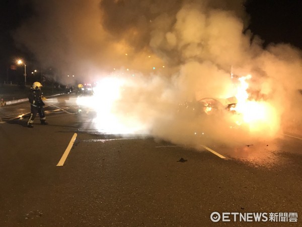 ▲宜蘭凌晨2車相撞　汽車起火燒毀、機車騎士乘客雙雙送醫。（圖／記者謝侑霖翻攝）