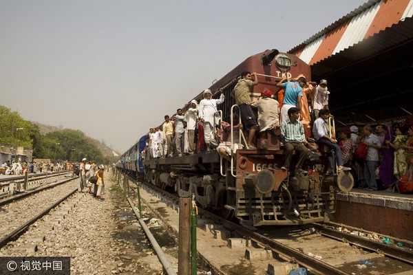 ▲▼印度火車外面「掛」滿了乘客，被外界吐槽「難道除了坐票外，還有販賣『掛票』嗎？」。（圖／CFP）