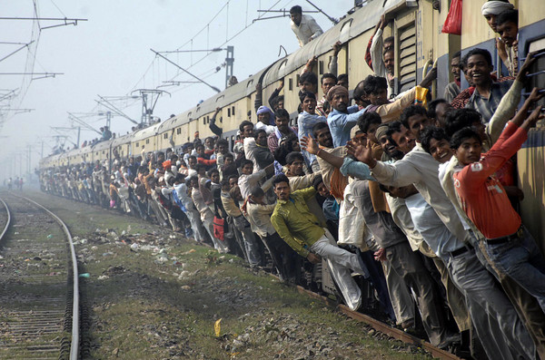 ▲▼印度火車外面「掛」滿了乘客，被外界吐槽「難道除了坐票外，還有販賣『掛票』嗎？」。（圖／CFP）