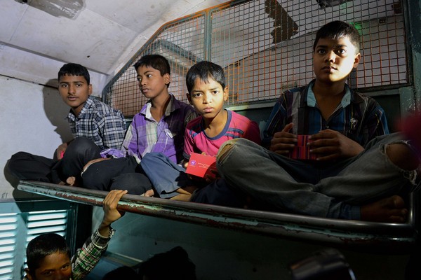 ▲▼印度童工獲救，搭乘火車回到家園。（圖／CFP）