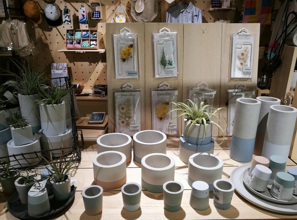 「誠品R79」裡以水泥製作盆栽容器的創意小店。