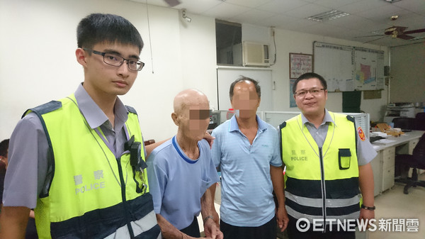 ▲台南市警一分局莊敬所警員蔡宇杰、王靖尹積極協助找尋，讓施姓長者家屬平安接回。（圖／記者林悅翻攝）