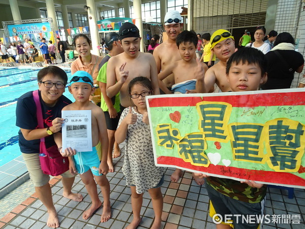 ▲台南市永福自閉症巡迴班，從去年開始為孩子開設「100小時學游泳」課程，許多星星兒都努力學習游泳。（圖／永福提供）
