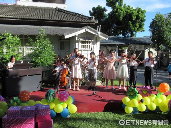 慶祝9月28日教師節，台東縣長公館擧辦open-mic音樂分享會，吸引許多家長陪著孩子一同前往表演。（圖／台東縣政府提供）
