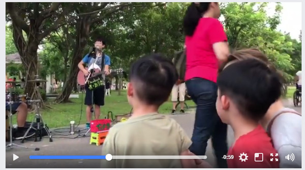 ▲范范遇到街頭藝人演唱自己的歌曲。（圖／翻攝自黑人臉書）