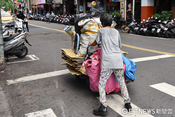 ▲回收婦人示意圖，非本文當事人。（圖／記者李毓康攝）