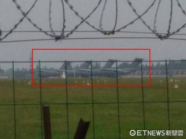 網友直擊多達4架運-20同時並列停放在中國某機場。（圖／翻攝自飛揚軍事）