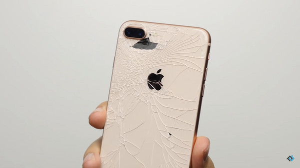 ▲iPhone 8玻璃背板別摔！維修費比螢幕還貴（圖／翻攝 YouTube）
