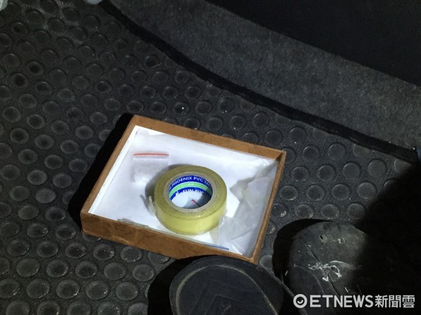 ▲▼朱姓兄弟檔雙手高舉下車投降。（圖／記者陳豐德翻攝）