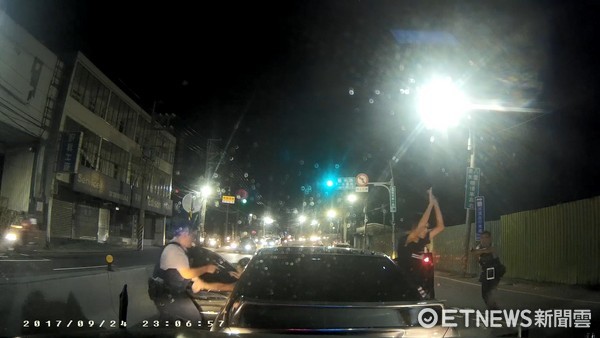 ▲▼朱姓兄弟檔雙手高舉下車投降。（圖／記者陳豐德翻攝）