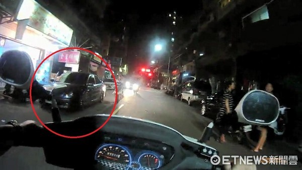 ▲▼朱姓兄弟檔雙手高舉下車投降。（圖／記者陳豐德翻攝）