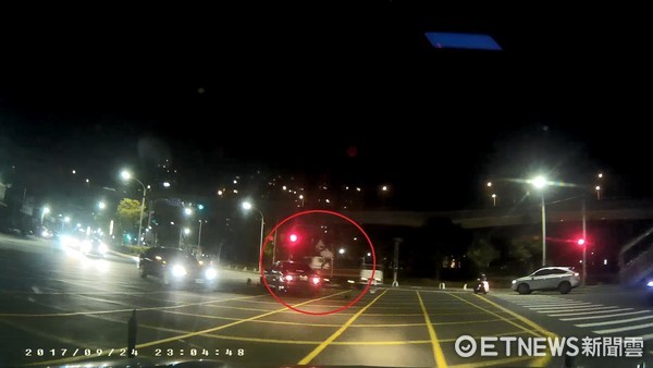 ▲▼朱姓兄弟檔雙手高舉下車投降。（圖／記者陳豐德翻攝）