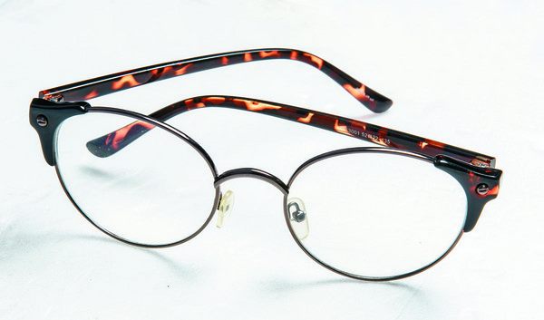 泰國買的玳瑁邊框眼鏡。約NT$500