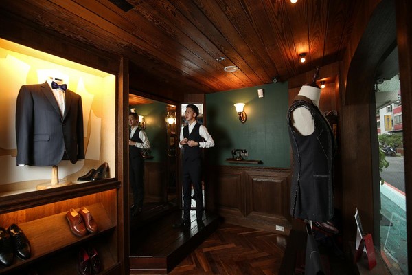 STYDER西裝提供量身訂做服務，穿衣鏡後暗藏酒吧。