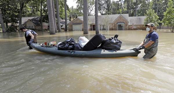 哈維颶風侵襲德州，造成部分地區嚴重水災。（圖／美聯社）