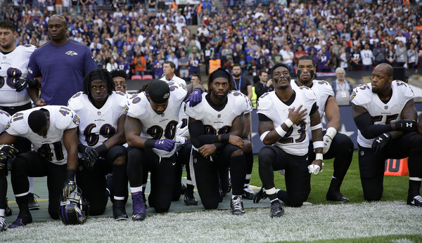 ▲▼NFL的球員在唱國歌時下跪表達對川普的抗議。（圖／美聯社）